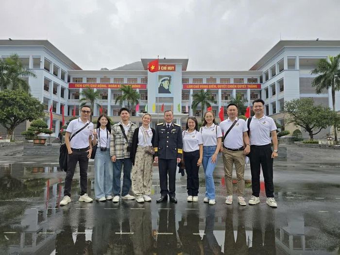 Các nghệ sĩ trong ngày đầu tiên của hành trình (Ảnh: FBNV)