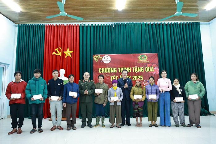 Nhiều phần quà đến với bà con vùng núi còn nhiều khó khăn