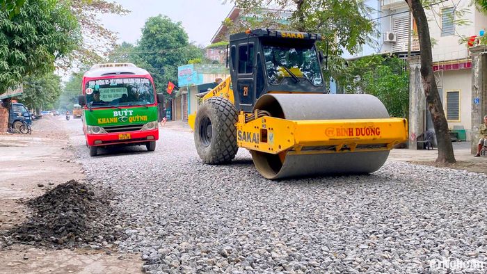 Hiện các phương tiện đang sửa chữa tạm để người dân lưu thông dịp Tết, việc nâng cấp tổng thể tuyến đường sẽ được thực hiện sau Tết Nguyên đán khi có mặt bằng. Ảnh: Q.A