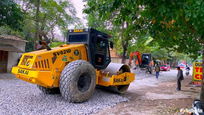 Máy móc thi công sửa chữa đường Nguyễn Gia Thiều. Ảnh: Q.A