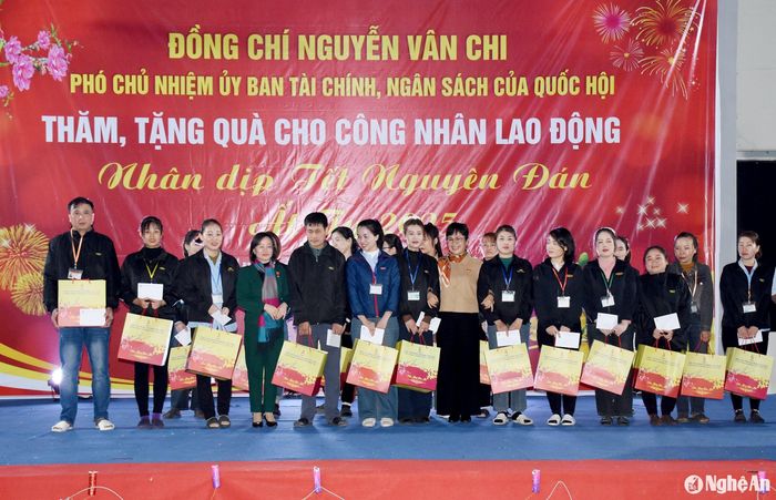 Đồng chí Nguyễn Vân Chi - Phó Chủ nhiệm Ủy ban Tài chính, Ngân sách của Quốc hội trao quà Tết cho công nhân. Ảnh: Công Kiên