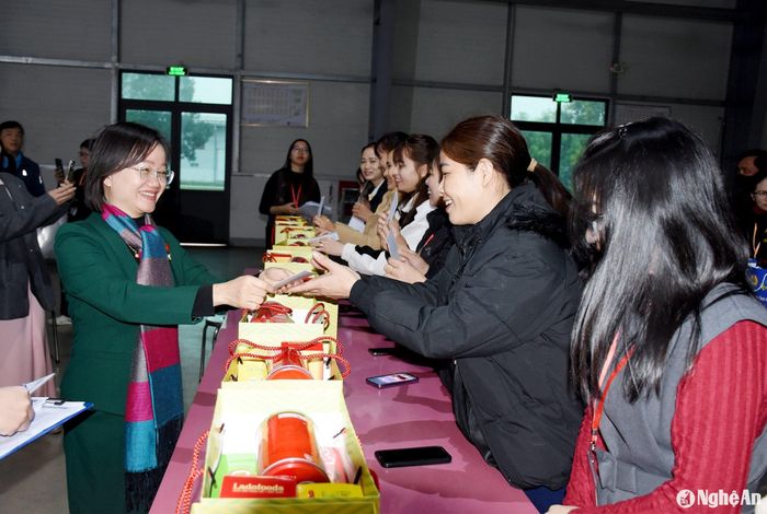 Đồng chí Thái Thị An Chung - Ủy viên Ban Chấp hành Đảng bộ tỉnh, Phó trưởng đoàn chuyên trách Đoàn đại biểu Quốc hội tỉnh Nghệ An trao quà cho công nhân. Ảnh: Công Kiên