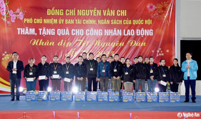 Lãnh đạo Ban Dân vận Tỉnh ủy và LĐLĐ tỉnh tặng quà cho công nhân. Ảnh: Công Kiên