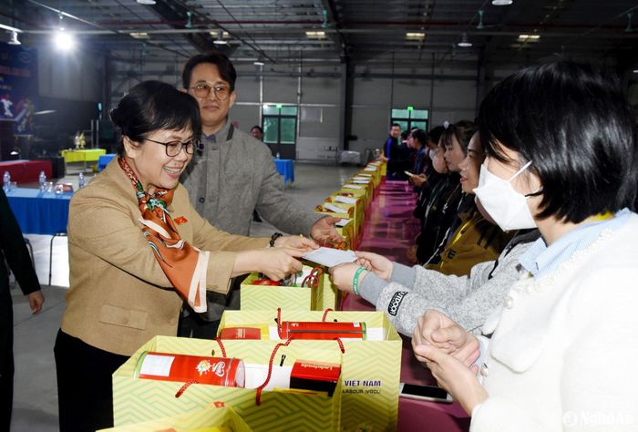 Đồng chí Nguyễn Vân Chi - Phó Chủ nhiệm Ủy ban Tài chính, Ngân sách của Quốc hội trao quà Tết cho công nhân. Ảnh: Công Kiên