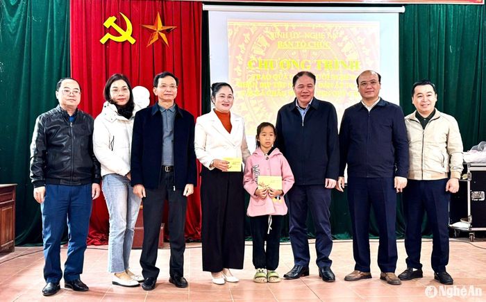 Ban Tổ chức Tỉnh ủy trao kinh phí hỗ trợ em Bùi Vy Hồng Diệp, sinh năm 2016, ở tại bản Phoọng, xã Châu Nga, huyện Quỳ Châu. Ảnh: Phạm Quang Sơn
