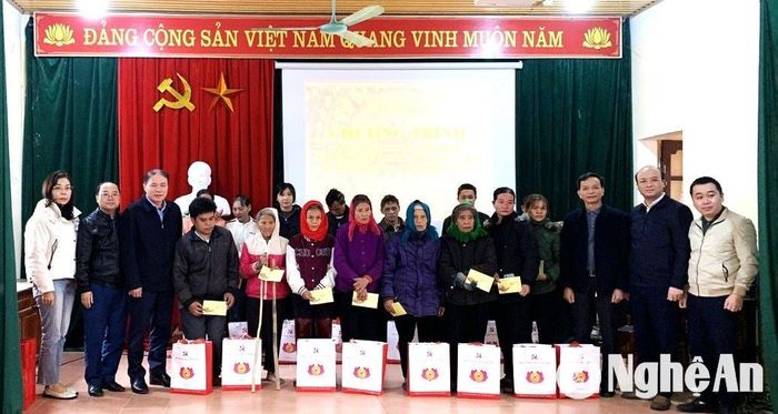 Trao quà Tết cho các hộ gia đình xã Châu Nga, huyện Quỳ Châu. Ảnh: Phạm Quang Sơn