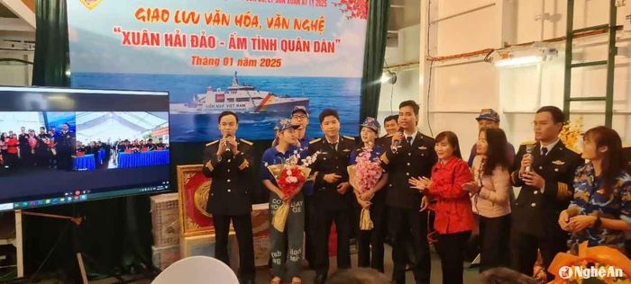 Chương trình chúc Tết kết nối cầu trực tiếp từ tàu 390 tới điểm cầu huyện đảo Cồn Cỏ. Ảnh: Thanh Quỳnh