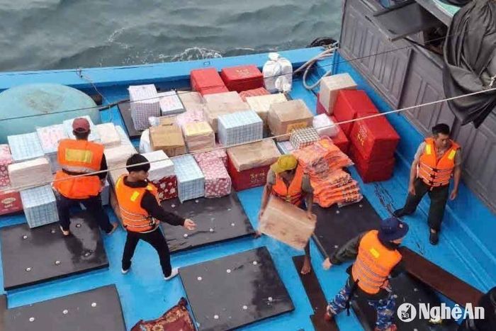 Quà Tết được các chiến sĩ đưa lên tàu trung chuyển chở vào đảo Cồn Cỏ. Ảnh: Thanh Quỳnh