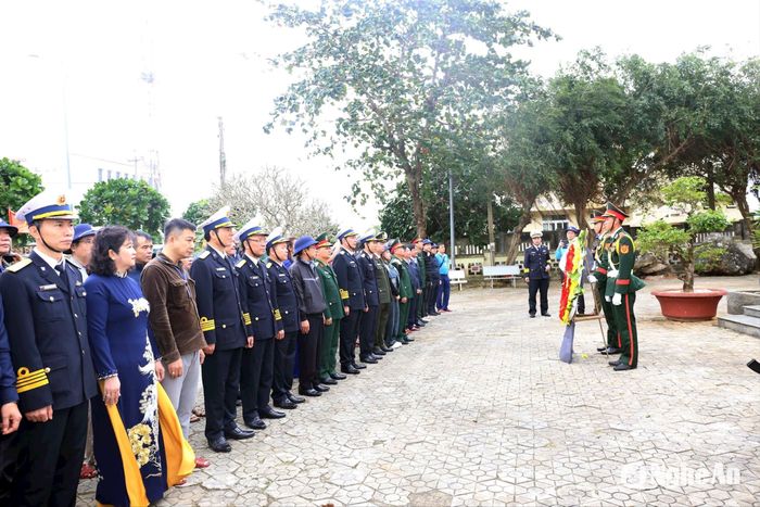 Tại huyện đảo Lý Sơn, đoàn công tác đã tiến hành làm lễ chào cờ trên đảo, dâng hương Đài Liệt sĩ Lý Sơn, Đài tưởng niệm Đội Hoàng Sa. Ảnh: Thanh Quỳnh