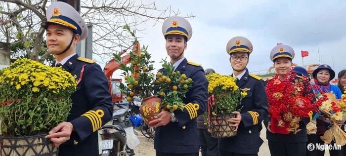 Sáng 11/1, đoàn công tác Bộ Tư lệnh Vùng 3 Hải quân cùng các đơn vị đồng hành đã có mặt tại huyện đảo Lý Sơn (tỉnh Quảng Ngãi) với nhiều món quà mang đậm hương vị Tết. Ảnh: Thanh Quỳnh