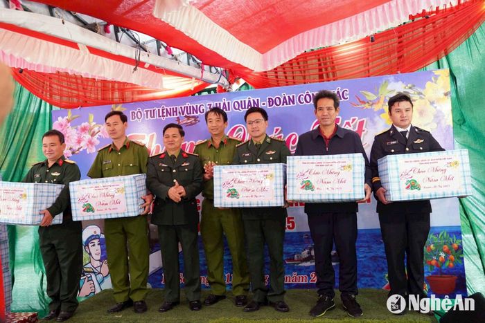 Đoàn công tác Bộ Tư lệnh Vùng 3 Hải quân cùng các đơn vị, cá nhân đồng hành đã trao tặng các món quà ý nghĩa tới quân - dân và các lực lượng đóng quân, làm việc tại đảo Lý Sơn. Ảnh: Thanh Quỳnh