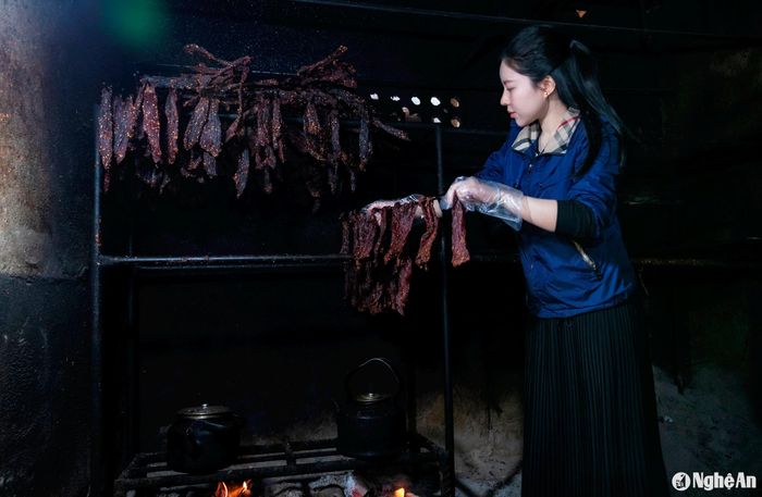 Thịt sau đó được đặt lên gác bếp, từ lúc này trở đi, bếp phải luôn đỏ lửa. Ảnh: Đức Anh