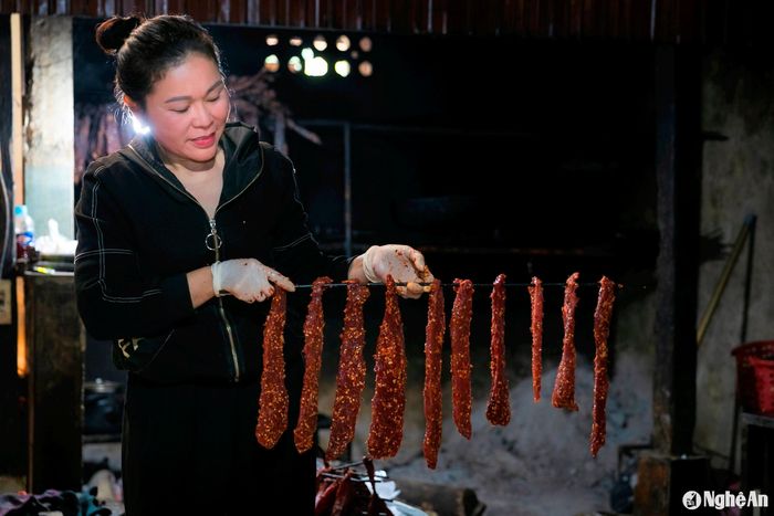 Chờ khoảng 10 phút cho gia vị ngấm, thịt được xâu vào thanh tre. Ảnh: Đức Anh