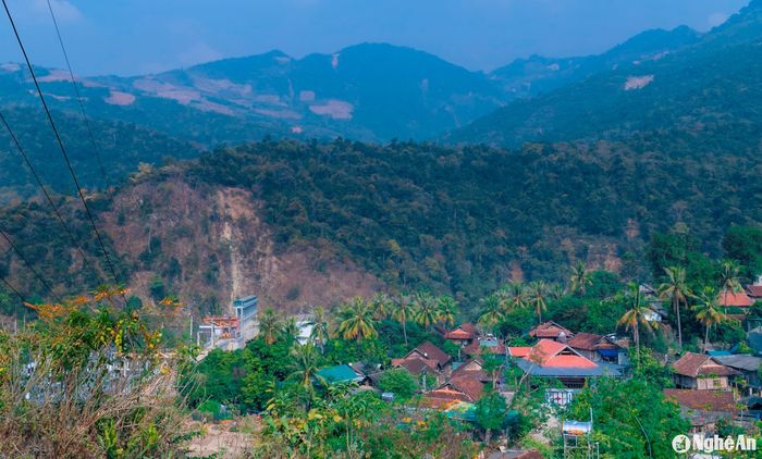 Kỳ Sơn cách thành phố Vinh hơn 200 km, là nơi có văn hóa, ẩm thực đa dạng, phong phú. Trong đó, món bò giàng được xem là đặc sản ở vùng núi cao này. Ảnh: Đức Anh