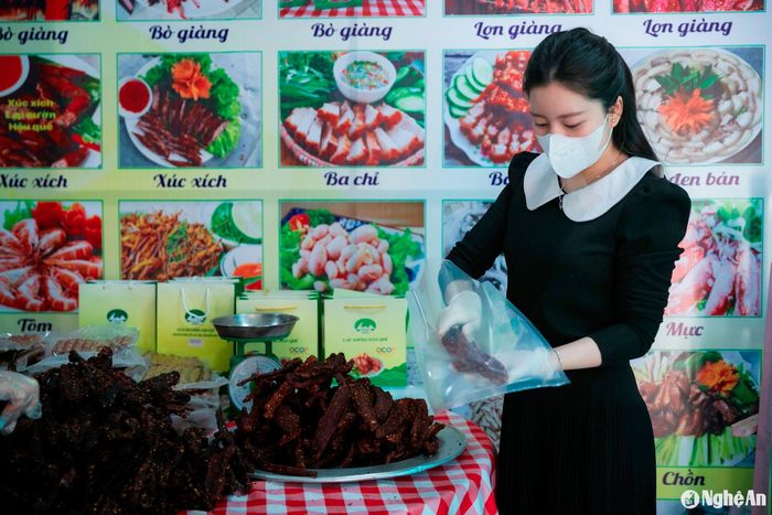 Có thể nói, bò giàng Kỳ Sơn vừa có vị thơm ngon của thịt, vị cay của ớt và tỏi, vị mặn của muối, vị chua của chanh và có cả vị hăng của làn khói bếp. Tất cả tạo nên sự hấp dẫn như mời gọi hương vị của núi rừng miền Tây xứ Nghệ. Thứ đặc sản này là món ăn đang được nhiều người lựa chọn trong mỗi dịp Tết đến, Xuân về. Và giờ đây bà con vùng cao Kỳ Sơn cũng xem chế biến bò giàng như là một nghề ổn định, tạo nguồn thu nhập cao cho gia đình, nhất là mỗi dịp Tết đến, Xuân về. Ảnh: Đức Anh