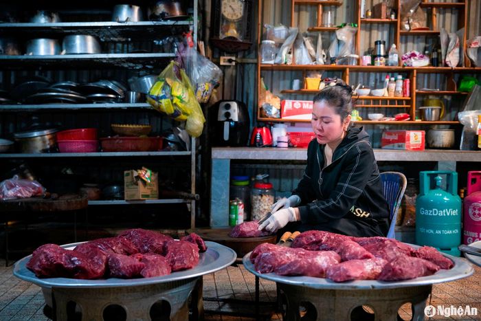 Dịp Tết Nguyên đán, bò giàng Kỳ Sơn là sản phẩm có mức tiêu thụ khá mạnh, vì thế đã thu hút đông đảo bà con thuộc huyện miền núi cao Kỳ Sơn tham gia sản xuất, cung ứng cho thị trường. Chị Bùi Thị Quế - chủ một cơ sở sản xuất bò giàng ở huyện Kỳ Sơn cho biết: "Cứ mỗi dịp Tết đến, mức tiêu thụ bò giàng cao gấp 10 lần so với ngày thường, nên chúng tôi phải tất bật làm ngày, làm đêm, nhưng cũng không thể đủ để cung cấp cho thị trường". Ảnh: Đức Anh