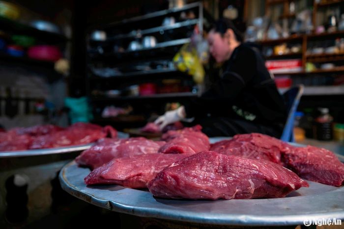 Chị Quế, người có hơn 20 năm trong nghề sản xuất bò giàng cho hay, muốn bò giàng ngon trước tiên phải có nguồn nguyên liệu tốt. Hiện nay, nhiều huyện vùng cao cũng sản xuất bò giàng để cung ứng cho thị trường, nhưng riêng bò giàng Kỳ Sơn vẫn có những nét khác biệt bởi bò Kỳ Sơn được người dân nuôi thả tự nhiên, vì thế, thịt có vị ngọt, bùi, thơm rất riêng. Ảnh: Đức Anh