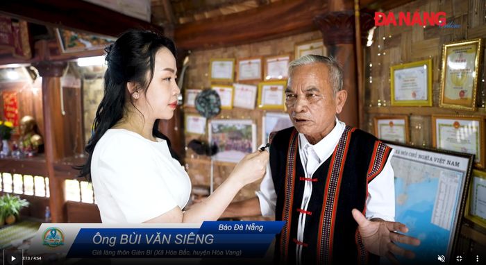 Tác giả phỏng vấn già làng Bùi Văn Siêng tại Lễ hội Văn hóa và Du lịch Hòa Bắc 2024. Ảnh: T.H