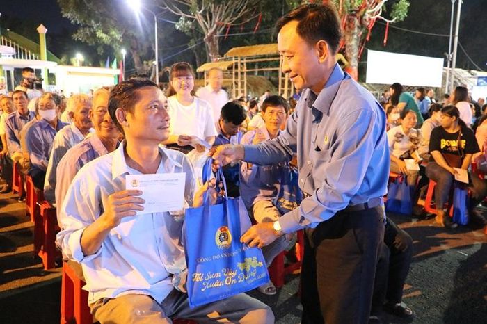 Chủ tịch Liên đoàn Lao động TP Cao Lãnh Phan Văn Lưỡng trao tặng quà cho đoàn viên, người lao động có hoàn cảnh khó khăn tại chương trình