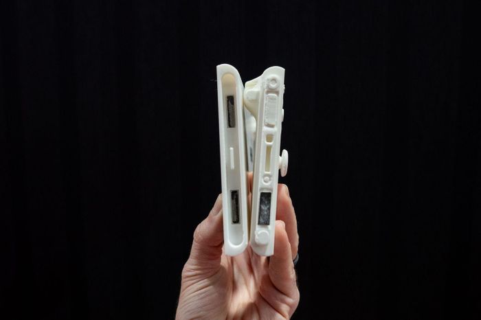Rãnh gắn Joy-Con với thân máy chứa cảm biến quang học, biến tay cầm thành chuột để điều khiển máy chơi game. Theo Ijaz, tính năng này có ý tưởng gần giống Legion Go của Lenovo.