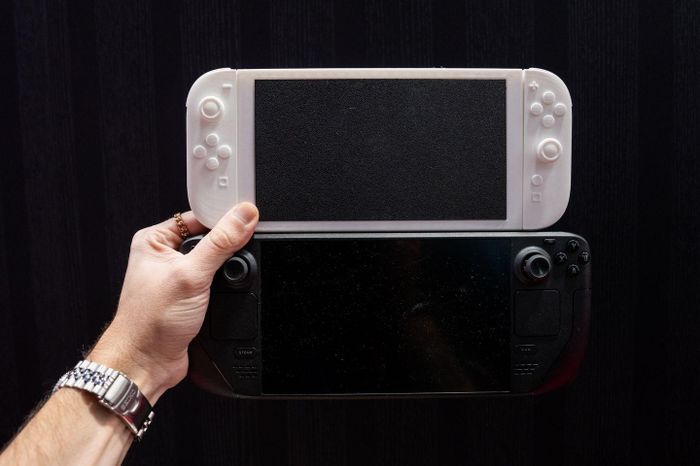 Dựa trên mô hình, Nintendo Switch 2 dài hơn bản tiền nhiệm, tay cầm Joy-Con lớn, tăng cảm giác thoải mái khi cầm. Dù vậy, kích thước mô hình vẫn khá nhỏ so với Steam Deck OLED, một phần bởi Joy-Con không áp dụng công thái học.