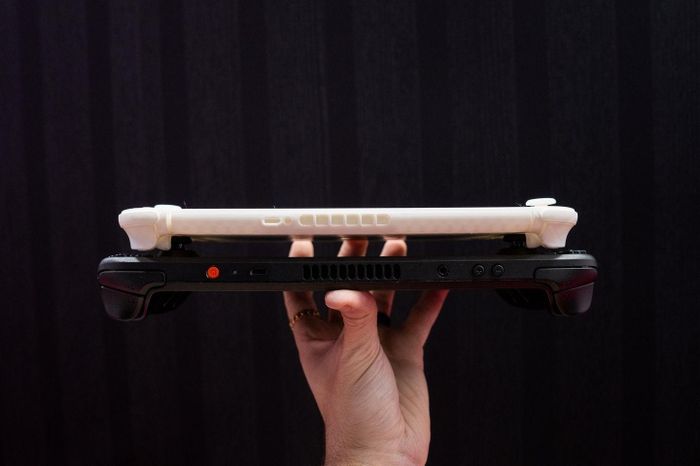 Đoạn video được kênh YouTube SwitchUp chia sẻ tháng 12/2024 cho thấy mô hình 3D của Switch 2 từ một công ty phụ kiện Trung Quốc. Thiết kế mô hình giống Switch OLED nhưng lớn hơn, bổ sung cổng USB-C phía trên và nút bấm mới trên tay cầm phải.