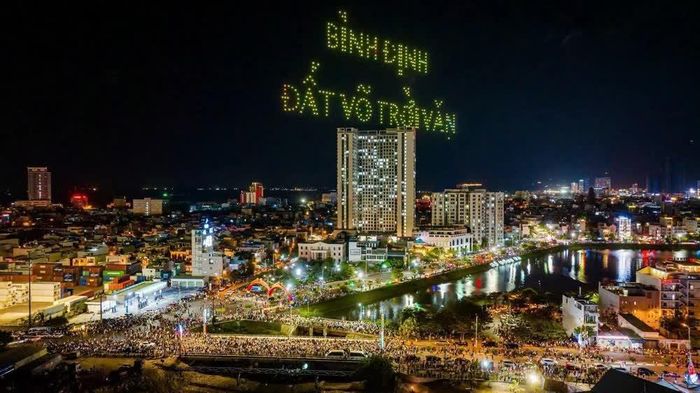 Dòng chữ "Đất võ trời văn" tại Tuần lễ Amazing Binh Dinh Fest 2024