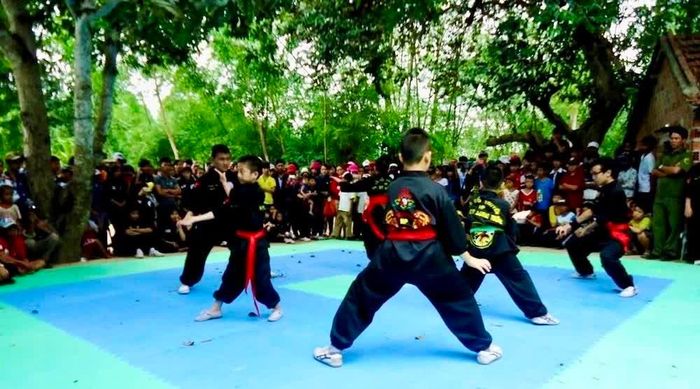 Võ sinh của võ đường Hồ Sừng tập võ. Ảnh Trần Thị Huyền Trang