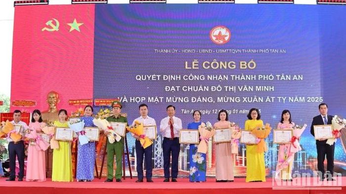 Các cá nhân và tập thể nhận bằng khen của Chủ tịch Ủy ban nhân dân tỉnh Long An.