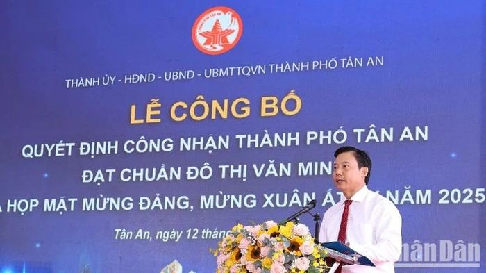 Phó Chủ tịch Ủy ban nhân tỉnh Long An Phạm Tấn Hòa phát biểu tại buổi lễ.