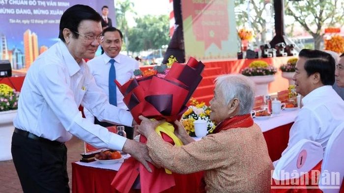 Nguyên lãnh đạo Trung ương tặng hoa Mẹ Việt Nam Anh hùng tại Lễ công bố Quyết định.