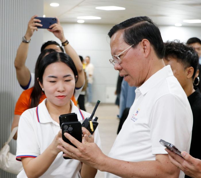  Chủ tịch UBND TPHCM Phan Văn Mãi quét mã QR để vào nhà ga metro Bến Thành. Ảnh: NGÔ BÌNH 