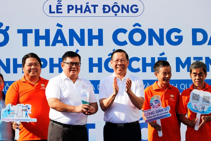  Chủ tịch UBND TPHCM Phan Văn Mãi đã trao biểu trưng App Công dân số cho đại diện Ủy ban MTTQ Việt Nam TPHCM. Ảnh: NGÔ BÌNH 