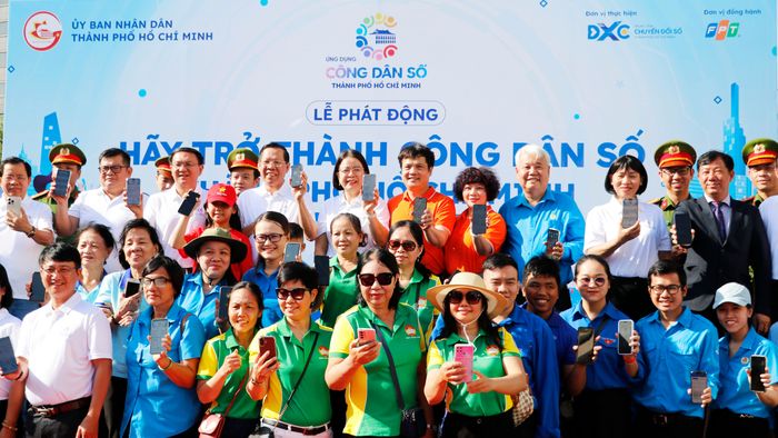  Chủ tịch UBND TPHCM Phan Văn Mãi cùng các đại biểu tại buổi lễ. Ảnh: NGÔ BÌNH 