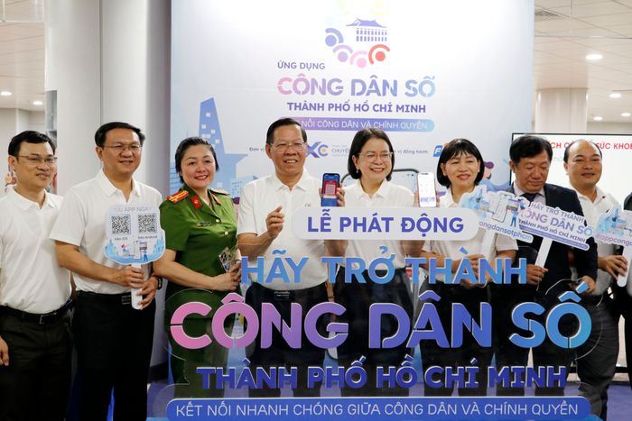  Chủ tịch UBND TPHCM Phan Văn Mãi cùng đại biểu tham quan gian trưng bày tại nhà ga metro Bến Thành. Ảnh: NGÔ BÌNH 