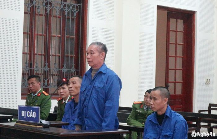 Bị cáo Hoài trình bày bản thân bị tai biến để xin tòa xem xét cho mình cơ hội sống. Ảnh: Trần Vũ