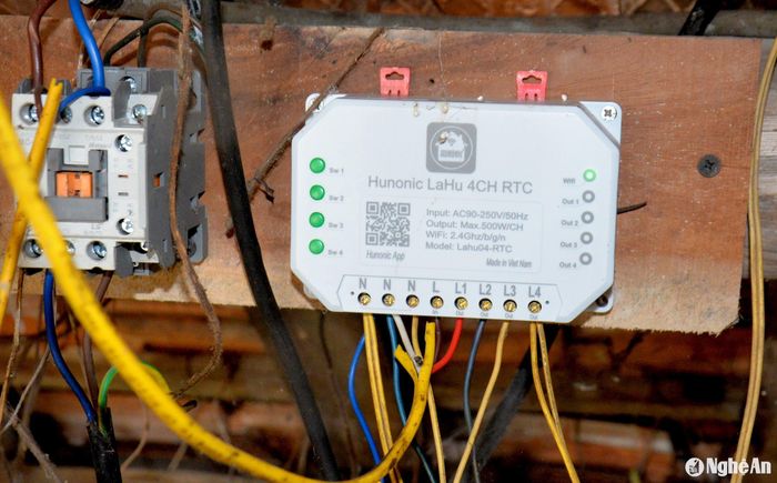 Bộ phận điều khiển hệ thống tưới tự động được kết nối sóng wifi. Ảnh: Xuân Hoàng