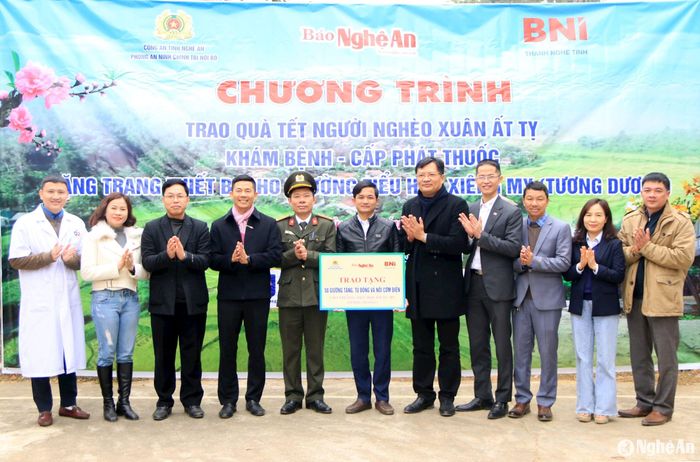 Đoàn công tác trao bảng biểu trưng 50 giường tầng, tủ đông, nồi cơm điện cho Trường Tiểu học Xiêng My. Ảnh: Tiến Đông
