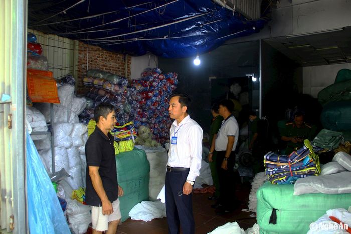Kiểm tra công tác PCCC trên địa bàn phường Vinh Tân, TP. Vinh. Ảnh: Q.A