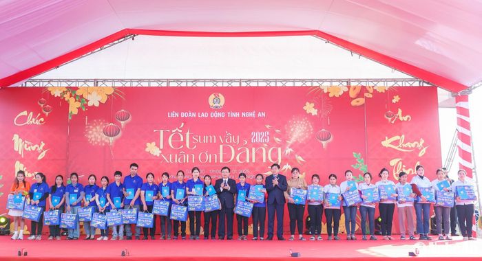 Các đồng chí Ủy viên BCH Đảng bộ tỉnh: Bùi Đình Long - Phó Chủ tịch UBND tỉnh; Kha Văn Tám - Chủ tịch Liên đoàn Lao động tỉnh trao quà Tết cho đoàn viên, người lao động. Ảnh: Đức Anh