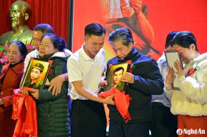 Thân nhân các anh hùng liệt sĩ xúc động khi nhận được những bức ảnh đẹp, sinh động, chứa chan lòng biết ơn. Ảnh: Thành Chung