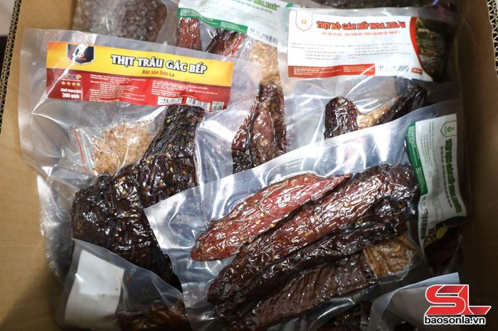 Thịt khô được đóng gói có nhãn mác.