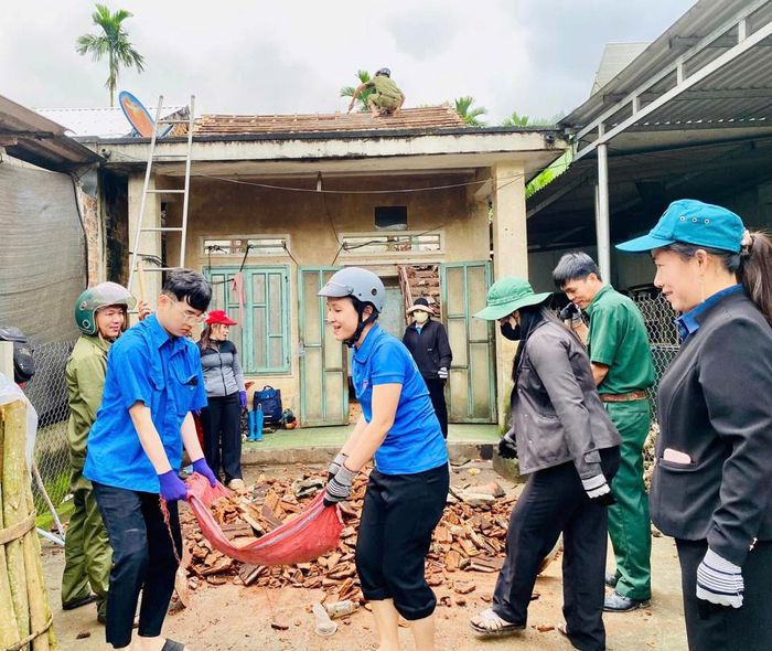 Huy động các lực lượng trong cộng đồng để hỗ trợ tiền công xây dựng, giảm gánh nặng chi phí cho người dân.