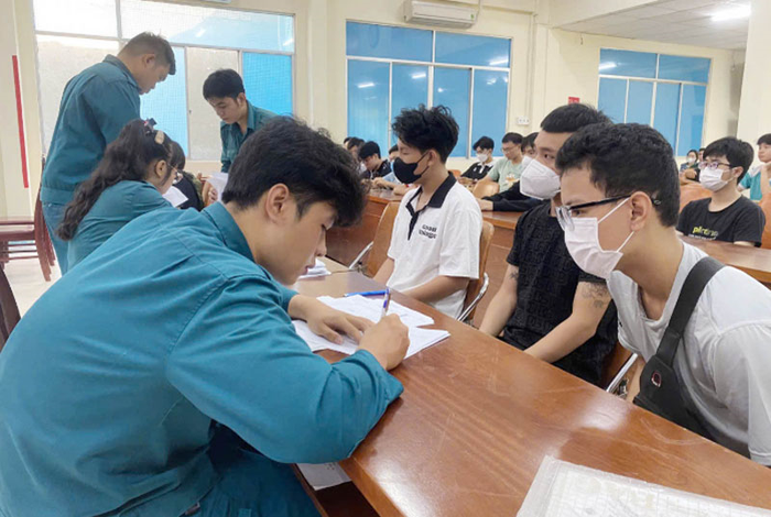  Rà soát, đối chiếu thanh niên trong độ tuổi nhập ngũ năm 2025 tại quận Tân Phú.