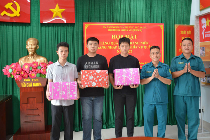 Cán bộ Ban CHQS phường Phú Trung, quận Tân Phú tặng quà thanh niên chuẩn bị nhập ngũ năm 2025.