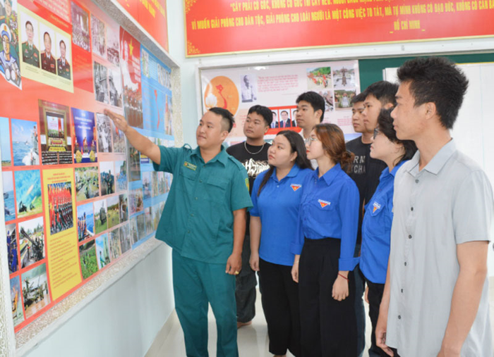  Tuyên truyền, giáo dục truyền thống Quân đội cho thanh niên tại phường Phú Trung. 