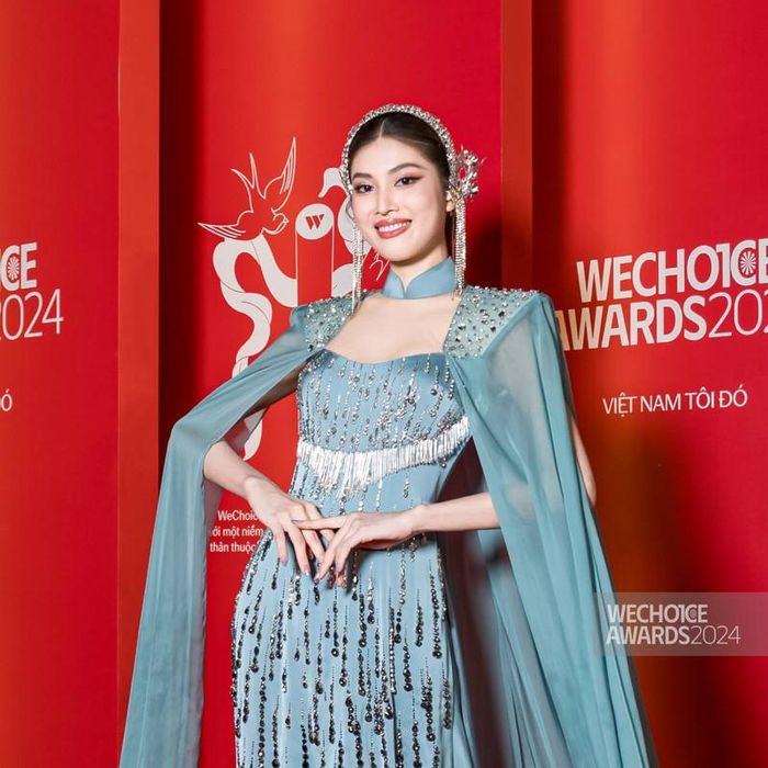 Á hậu Nguyễn Lê Ngọc Thảo diện áo dài màu xanh ngọc bích được đính kết cầu kì với điểm nhấn ở phần tà áo xẻ cao.