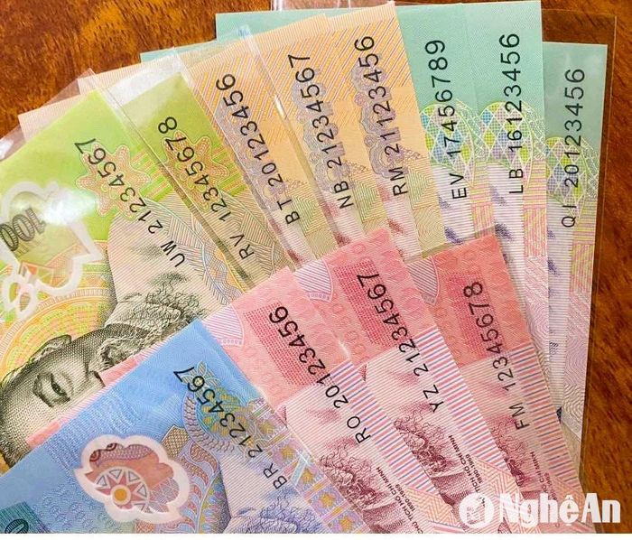 Những tờ tiền mới, có số sê-ri đẹp thì phí đổi càng cao. Ảnh: T.P