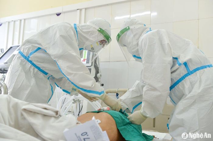Bác sĩ Bùi Tiến Hoàn và các đồng nghiệp điều trị cho bệnh nhân Covid-19 nặng và nguy kịch. Ảnh: Thành Chung