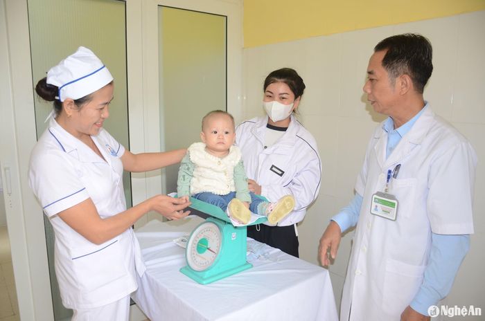 Bác sĩ Nguyễn Văn Công chỉ đạo công tác phòng, chống suy dinh dưỡng trẻ em tại Trạm Y tế xã Lưu Kiền. Ảnh: Thành Chung